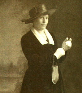 Velvet-portrait-19k-300.jpg (18950 bytes)